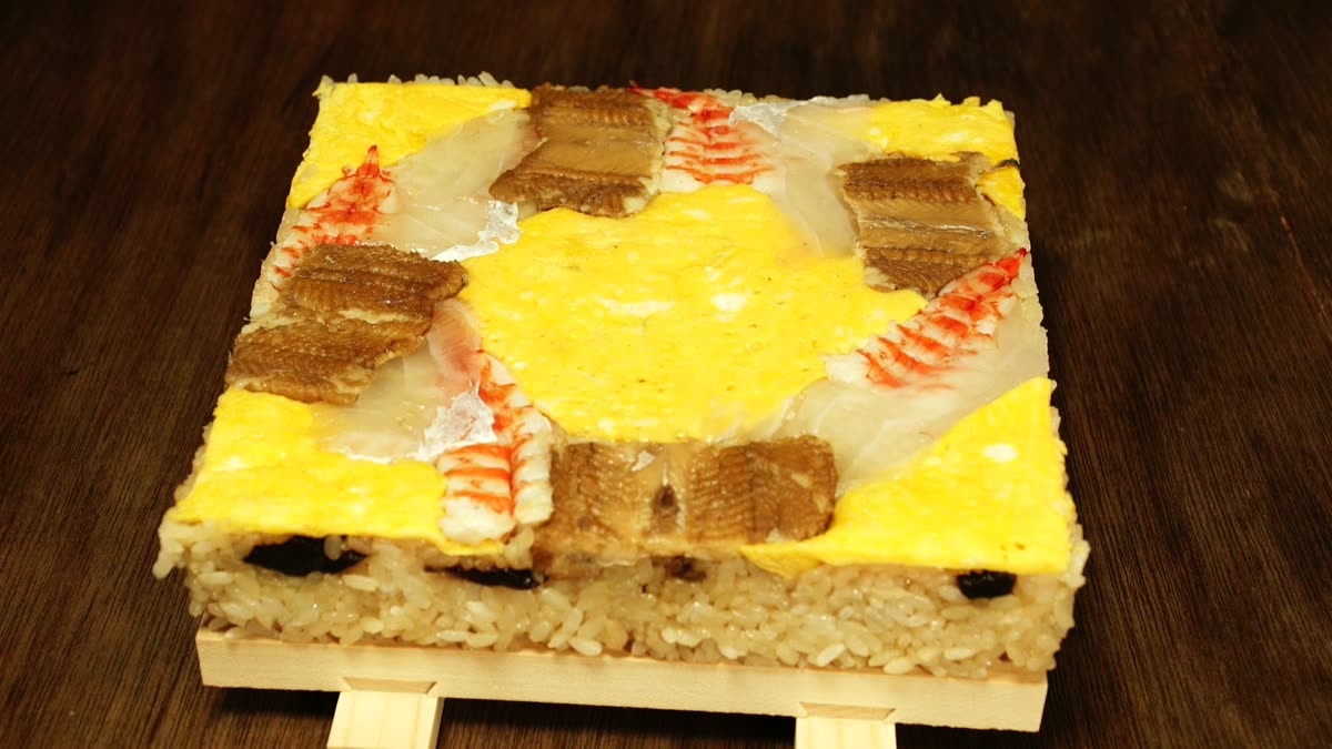 完成した押し寿司。薄焼き卵、エビ、アナゴが並ぶ