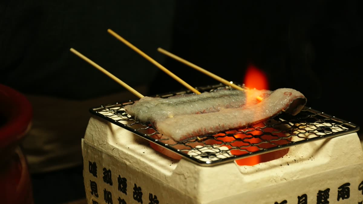 七輪の炭火でうなぎを焼く