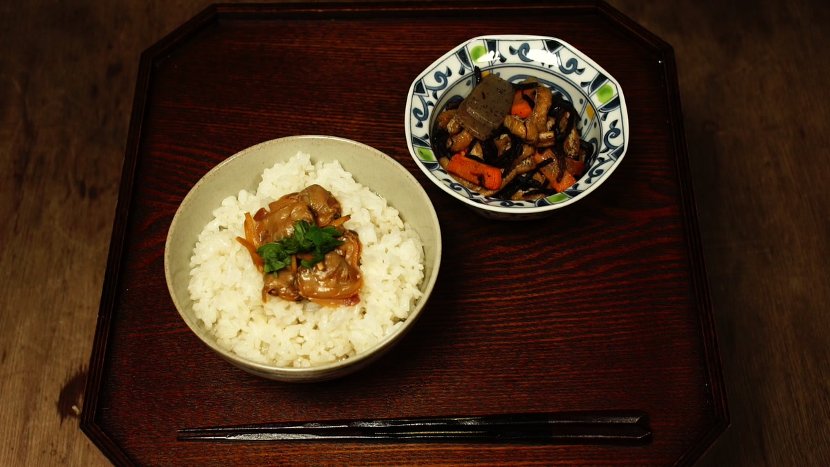 二日目の膳。時雨茶漬けとひじきの煮しめが並んでいる