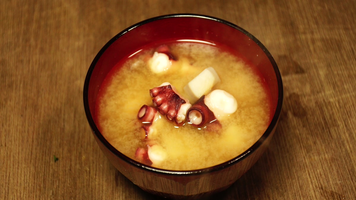 朱の椀によそった芋たこ汁。里芋とタコが入っている