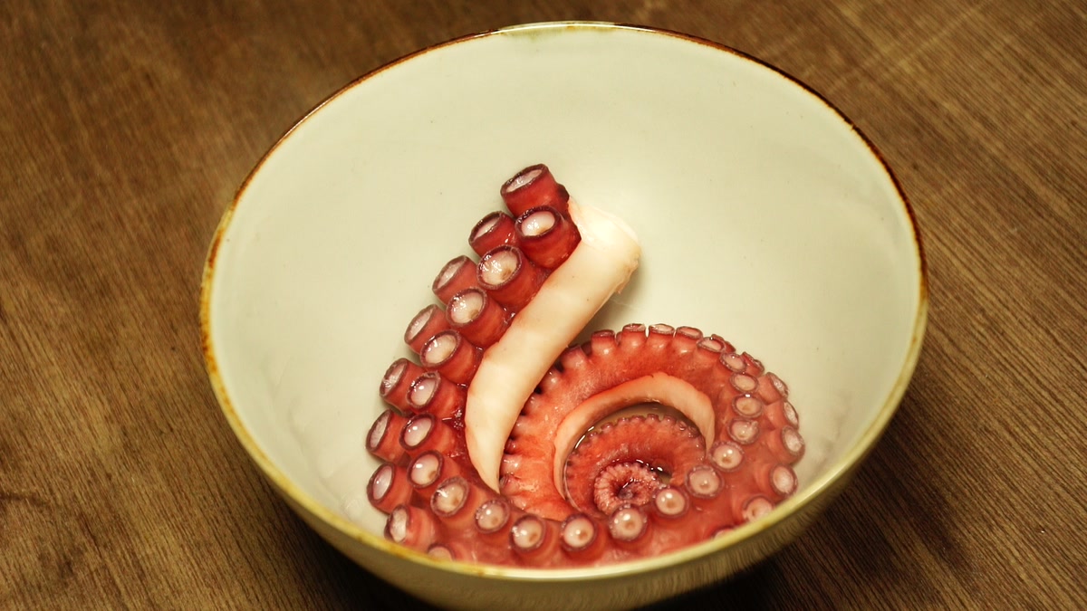 器に置いた、下茹でしてピンク色になったタコの足