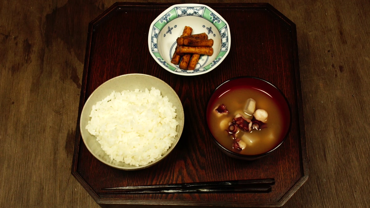 三日目の膳。冷や飯、芋たこ汁、牛蒡の醤油漬けが並んでいる