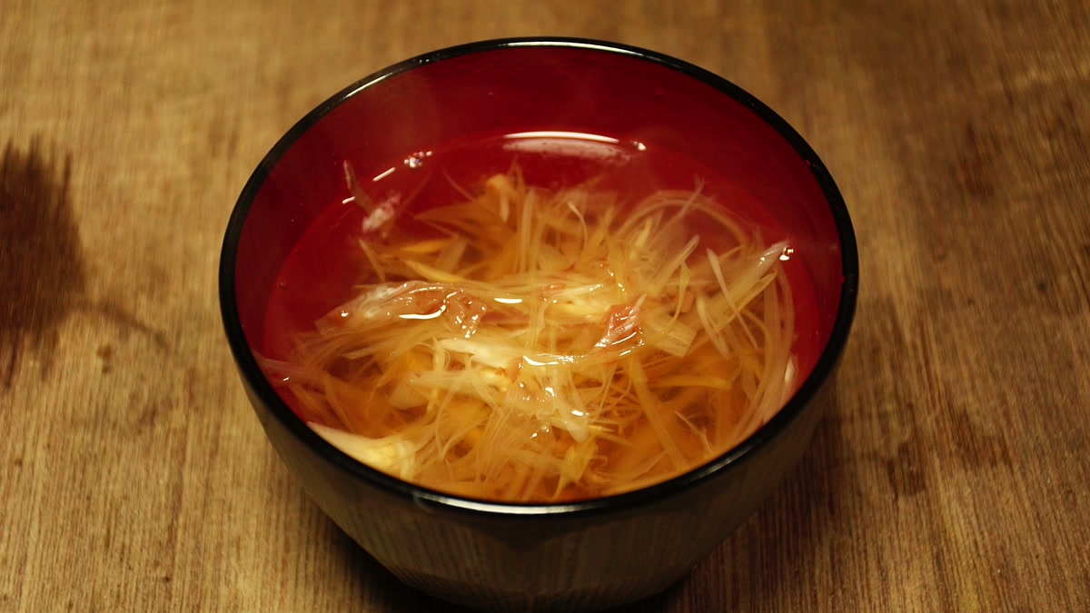 朱の椀によそった、茗荷と梅干しの吸い物