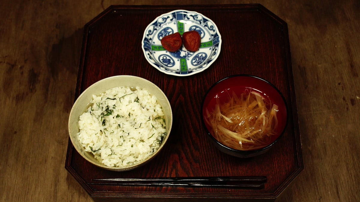 四日目の膳。紫蘇飯、茗荷と梅干しの吸い物、梅干しが並んでいる