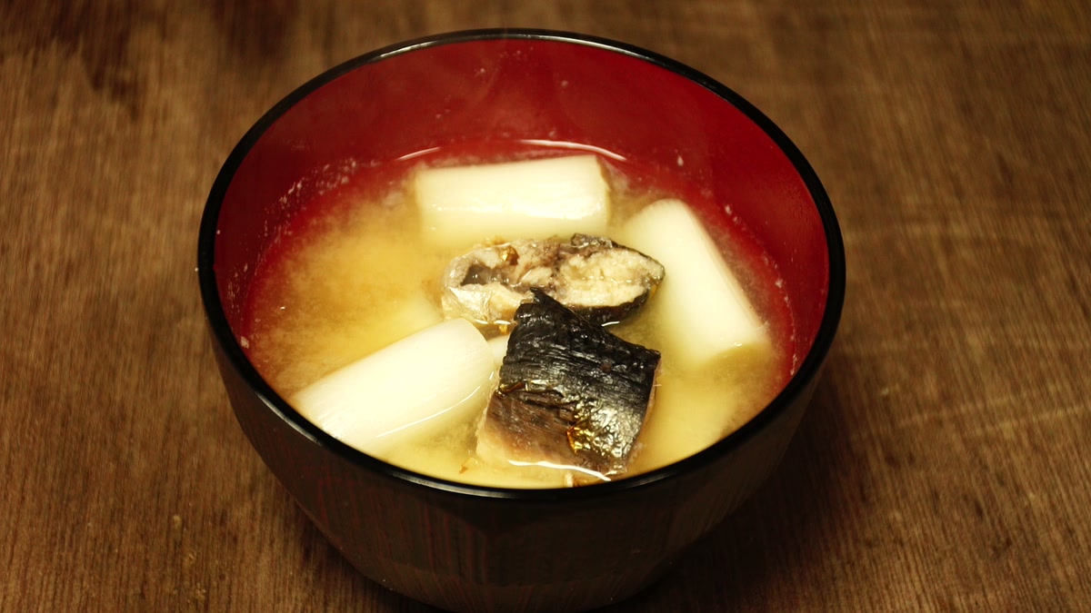 朱の椀によそった呉州汁。ぶつ切りの鰯とネギが入っている