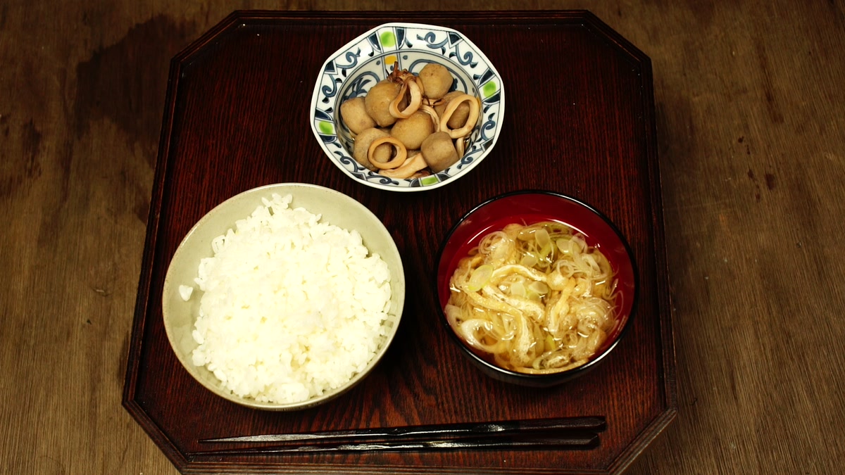 六日目の膳。冷や飯、ネギ汁、イカと里芋の煮ものが並んでいる