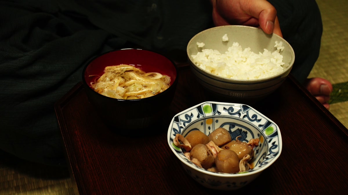 畳に据えた膳に、汁椀・飯椀・煮ものの鉢が並んでいる