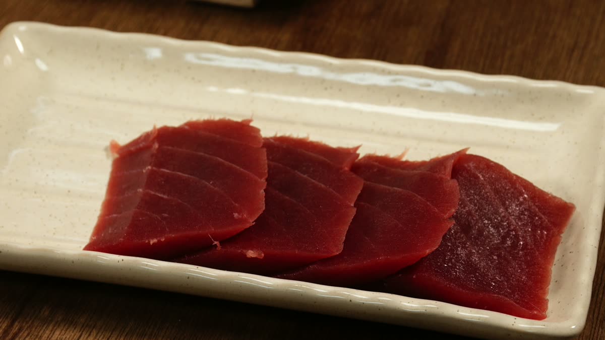醤油に漬けたまぐろを切り、皿に並べたところ